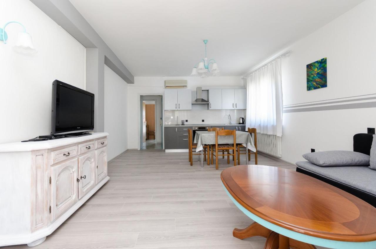 Apartments Slavica R Banjol Екстериор снимка