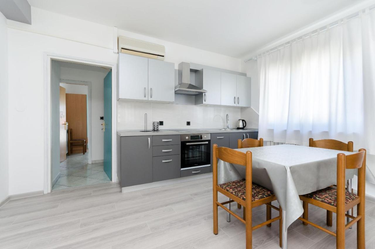 Apartments Slavica R Banjol Екстериор снимка